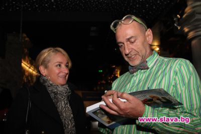 slava.bg : Любен Дилов-син дава автограф на писателката Милена Фучеджиева по време на премиерата на книгата