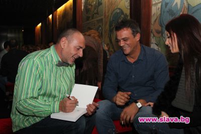 slava.bg : Любен Дилов-син дава автограф на актьора Симеон Лютаков по време на премиерата на книгата