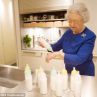 Кралицата проверява темепературата на млякото