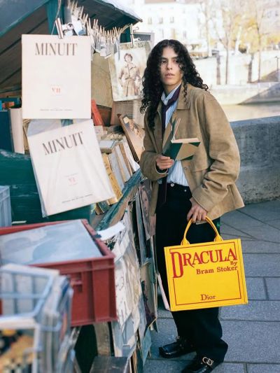 Риана не се разделя с чантата Дракула