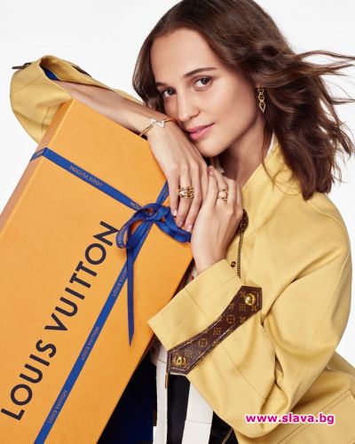 Алисия Викандер рекламира Louis Vuitton за Коледа
